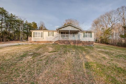 1065 Fox Hills Rd, Pinnacle, NC 27043 photo 1