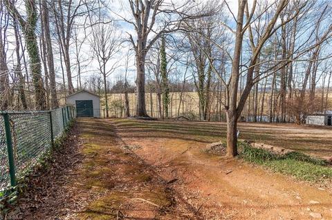 861 Lakeview Dr, Dobson, NC 27017 photo 3
