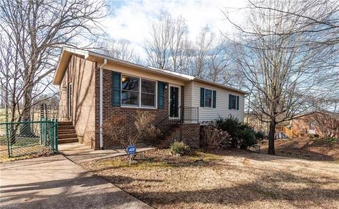 861 Lakeview Dr, Dobson, NC 27017 photo 2