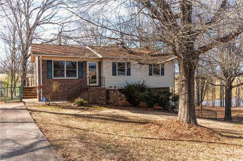 861 Lakeview Dr, Dobson, NC 27017 photo 1