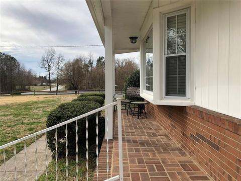 1824 Chestnut Dr, High Point, NC 27262 photo 3