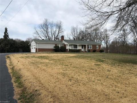 1824 Chestnut Dr, High Point, NC 27262 photo 2