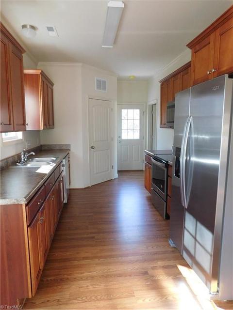 902 Putnam St, High Point, NC 27262 photo 2