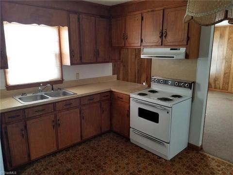 3991 E Pine St, Mount Airy, NC 27030 photo 8