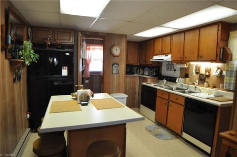 137 Phillips Gap Rd, Purlear, NC 28665 photo 5