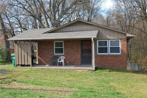 916 Pine Circle Dr, High Point, NC 27265 photo 3
