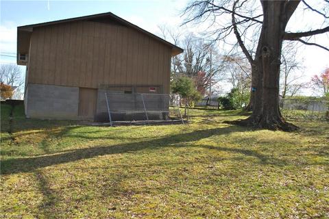 916 Pine Circle Dr, High Point, NC 27265 photo 4
