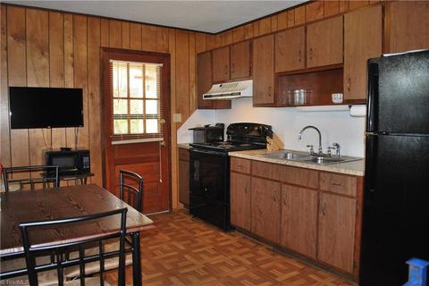 916 Pine Circle Dr, High Point, NC 27265 photo 8
