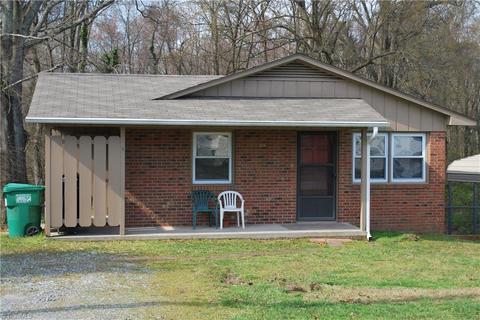 916 Pine Circle Dr, High Point, NC 27265 photo 2