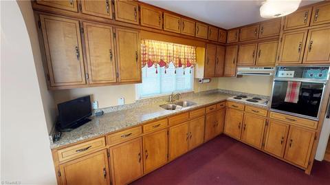 412 E Main St, Pilot Mountain, NC 27041 photo 12