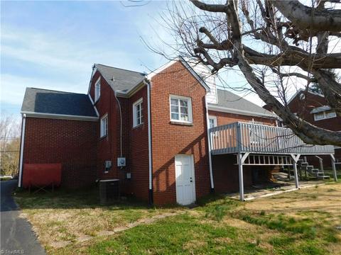 412 E Main St, Pilot Mountain, NC 27041 photo 5