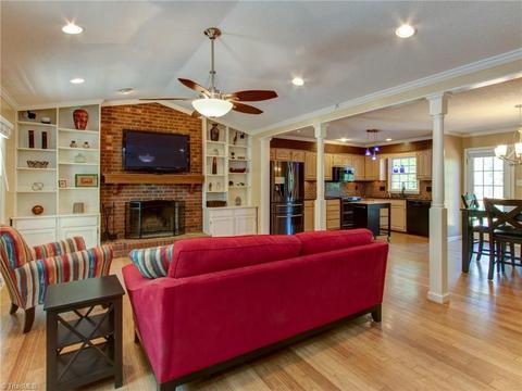 1136 Mapleview Ct, High Point, NC 27265 photo 3