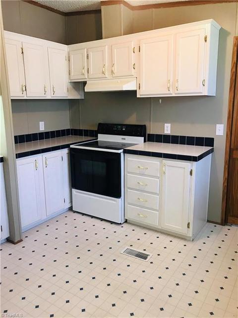 302 Kings Dr, Purlear, NC 28665 photo 9