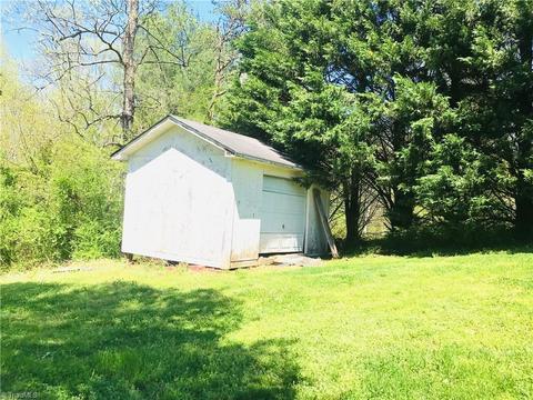 302 Kings Dr, Purlear, NC 28665 photo 16