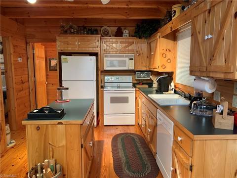 310 Doe Run, Purlear, NC 28665 photo 6