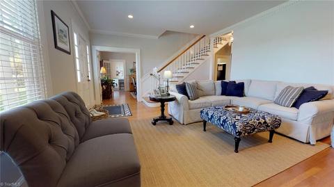 722 W Main St, Pilot Mountain, NC 27041 photo 4
