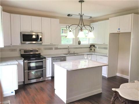 509 E Main St, Pilot Mountain, NC 27041 photo 3