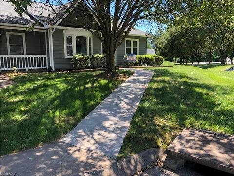 3146 Windchase Ct, High Point, NC 27265 photo 2