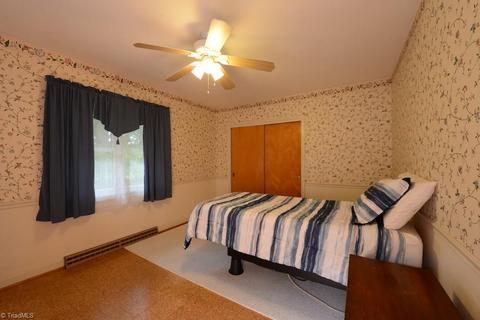 404 Lindale Dr, High Point, NC 27265 photo 8