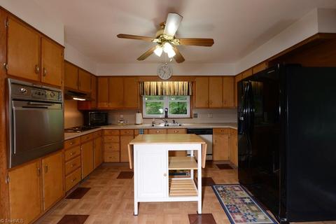 404 Lindale Dr, High Point, NC 27265 photo 2