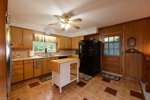 404 Lindale Dr, High Point, NC 27265 photo 9