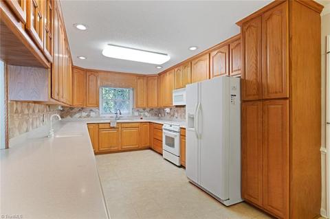 2009 Hunterwoods Dr, High Point, NC 27265 photo 13