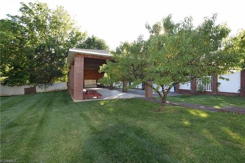 604 W Main St, Pilot Mountain, NC 27041 photo 6