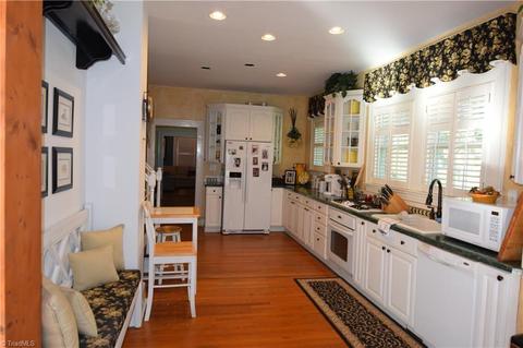604 W Main St, Pilot Mountain, NC 27041 photo 8