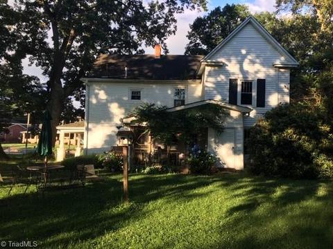 403 W Main St, Pilot Mountain, NC 27041 photo 2