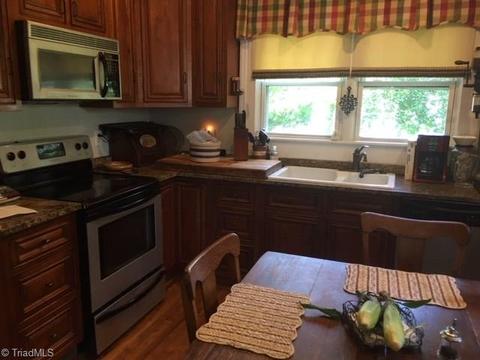 403 W Main St, Pilot Mountain, NC 27041 photo 8