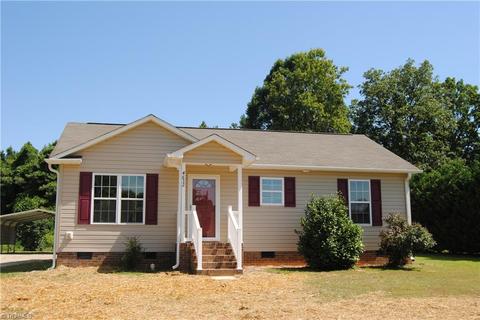 4632 Colonial Cir, Trinity, NC 27370 photo 1