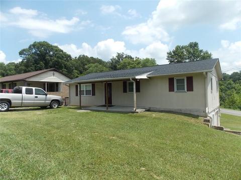 592 E Pine St, Mount Airy, NC 27030 photo 2