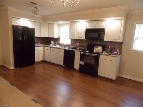 592 E Pine St, Mount Airy, NC 27030 photo 3