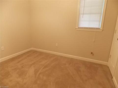 592 E Pine St, Mount Airy, NC 27030 photo 4