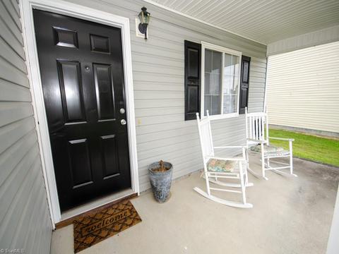 1824 Chatfield Dr, High Point, NC 27260 photo 2