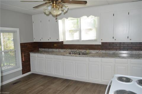 327 S 4th Ave, Mayodan, NC 27027 photo 4