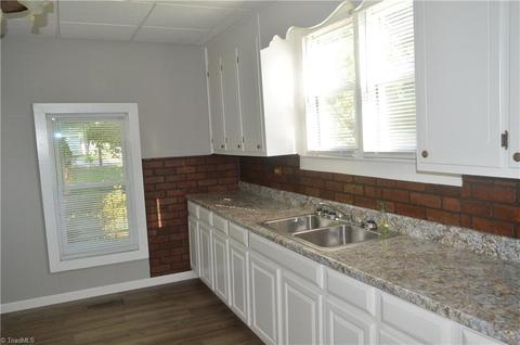 327 S 4th Ave, Mayodan, NC 27027 photo 7