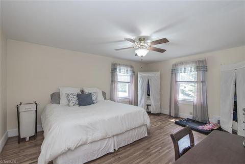 647 W Main St, Elkin, NC 28621 photo 4