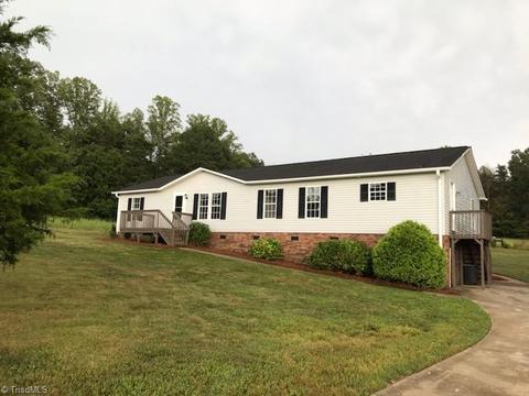 1084 Cedarview Ln, King, NC 27021 photo 1