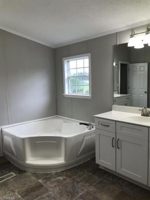 1084 Cedarview Ln, King, NC 27021 photo 12