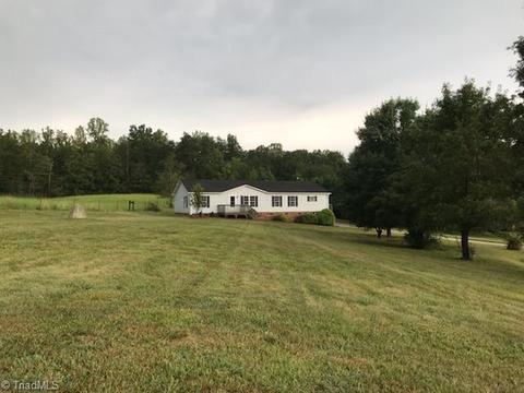 1084 Cedarview Ln, King, NC 27021 photo 2