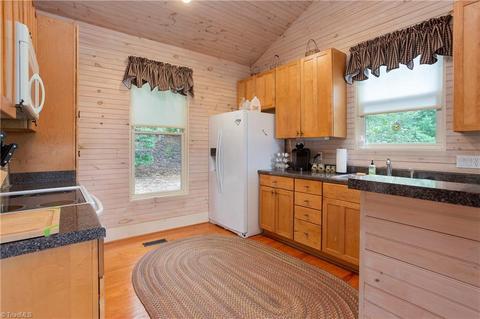 331 Doe Run, Purlear, NC 28665 photo 9