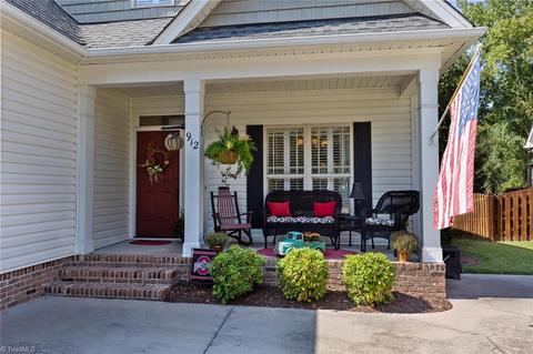 912 Chestnut Dr, High Point, NC 27262 photo 2