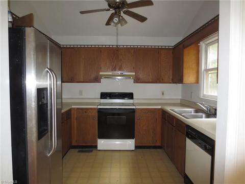 623 Williamsburg Ter, High Point, NC 27262 photo 4