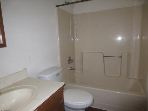 623 Williamsburg Ter, High Point, NC 27262 photo 6