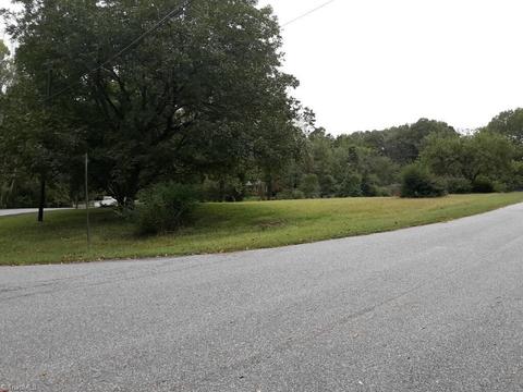 2301 Hemlock Dr, High Point, NC 27265 photo 3