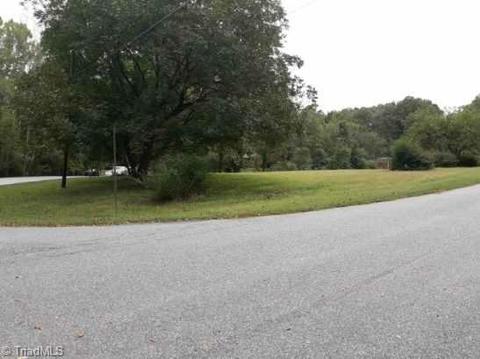2301 Hemlock Dr, High Point, NC 27265 photo 2