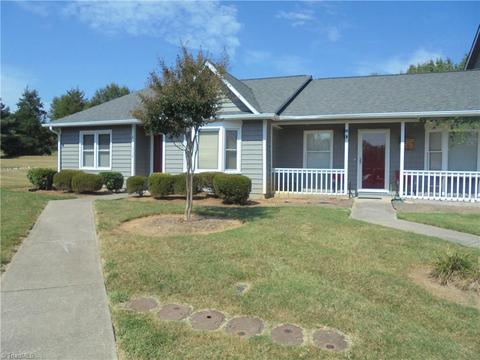 3174 Windchase Ct, High Point, NC 27265 photo 2
