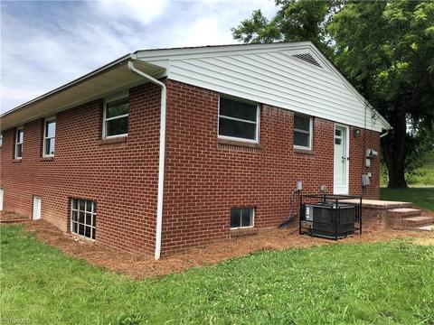 568 Pine St, Mount Airy, NC 27030 photo 8