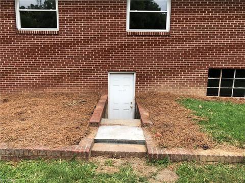 568 Pine St, Mount Airy, NC 27030 photo 7